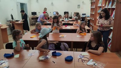 Під час літнього табору у тернопільській бібліотеці діти виготовляли сумки