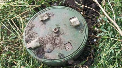 Вибухотехніки поліції з Житомирської області вже понад місяць розміновують деокуповані території Харківщини