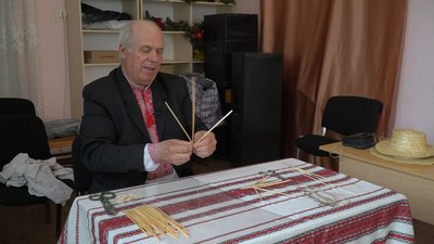 Микола Чирва з Підгородного 39 років виготовляє солом'яні брилі Микола Чирва з Підгородного 39 років виготовляє солом'яні брилі
