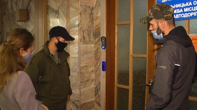 На Хмельниччині селяни зібрались під стінами обласної служби місцевих доріг. Що вимагали