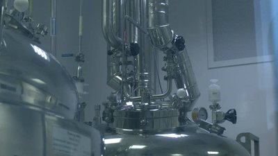 Робота підприємств в режимі економії світла: як працює фармацевтичний завод вночі Робота підприємств в режимі економії світла: як працює фармацевтичний завод вночі