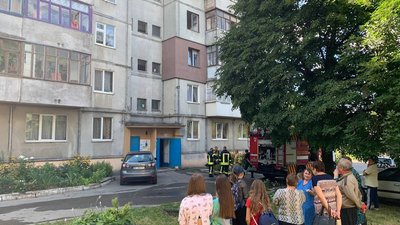 У Рівному горіли двері квартири в багатоповерхівці. Людей евакуювали, є підозра на підпал У Рівному горіли двері квартири в багатоповерхівці. Людей евакуювали, є підозра на підпал