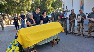 У Полтаві прощаються із двома бійцями, які полягли на російсько-українській війні У Полтаві прощаються із двома бійцями, які полягли на російсько-українській війні