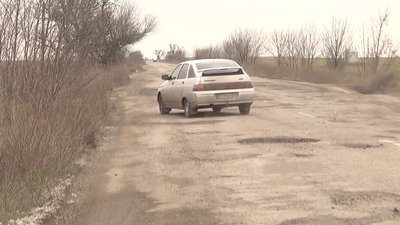 На Херсонщині планують відремонтувати понад 80 км доріг: який стан дороги у Генічеському районі На Херсонщині планують відремонтувати понад 80 км доріг: який стан дороги у Генічеському районі