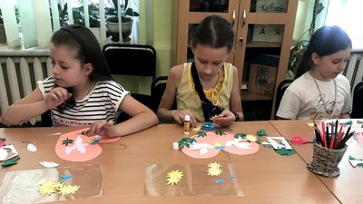 Символічне серце з голубами – в житомирському таборі книголюбів діти робили аплікації до Дня Української Державності Символічне серце з голубами – в житомирському таборі книголюбів діти робили аплікації до Дня Української Державності