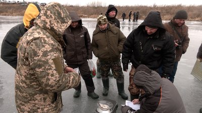Найбільша риба – 136 грамів, найменша – 6: на Чернігівщині пройшли змагання з зимової риболовлі Найбільша риба – 136 грамів, найменша – 6: на Чернігівщині пройшли змагання з зимової риболовлі