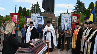 На Тернопільщині в останню дорогу провели загиблого бійця Артура Романюка На Тернопільщині в останню дорогу провели загиблого бійця Артура Романюка