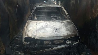Один чоловік загинув, три машини вигоріли вщент внаслідок пожежі у Харкові Один чоловік загинув, три машини вигоріли вщент внаслідок пожежі у Харкові