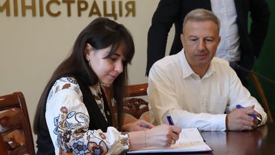 Ірина Сімонова підписує договір з французькими партнерами на консервацію будівлі обласного молодіжного центра Ірина Сімонова підписує договір з французькими партнерами на консервацію будівлі обласного молодіжного центра