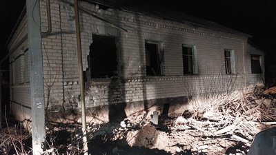 У результаті вечірнього обстрілу російськими окупантами руйнувань зазнали три житлові будинки. Також у двох місцях був перебитий газопровід. У результаті вечірнього обстрілу російськими окупантами руйнувань зазнали три житлові будинки. Також у двох місцях був перебитий газопровід.