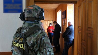 На Прикарпатті поліція обшукувала території лісових господарств через незаконну рубку