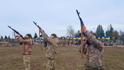 У громаді на Черкащині провели в останню путь захисника У громаді на Черкащині провели в останню путь захисника