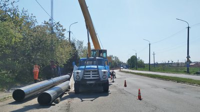 Замінюють 48 метрів труби: у Луцьку комунальники ладять водогін, де через порив відімкнули воду Замінюють 48 метрів труби: у Луцьку комунальники ладять водогін, де через порив відімкнули воду