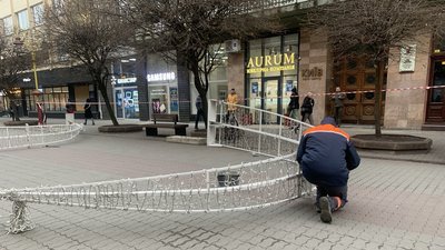 Івано-франківські комунальники почали прикрашати місто до новорічних свят Івано-франківські комунальники почали прикрашати місто до новорічних свят