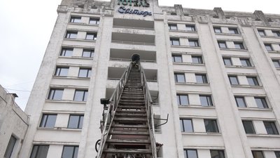Волинські рятувальники тренувалися гасити пожежу у готелі Волинські рятувальники тренувалися гасити пожежу у готелі