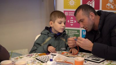 Готують разом з дітьми, спілкуються та займаються творчістю. У Херсоні створили школу для татусів Готують разом з дітьми, спілкуються та займаються творчістю. У Херсоні створили школу для татусів