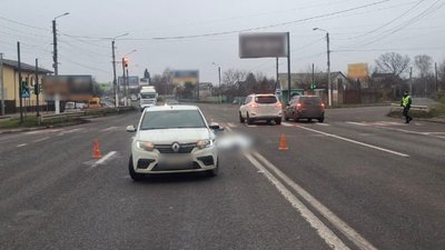 Автомобіль Renault Logan, який за версією поліції, збив пенсіонера в Харківському районі