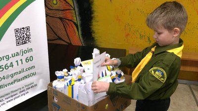 "Щоб зрозуміли, що не дарма б'ються": пластуни з Рівного відправили подарунки бійцям