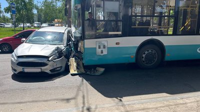 У Сумах автівка зіткнулася з тролейбусом