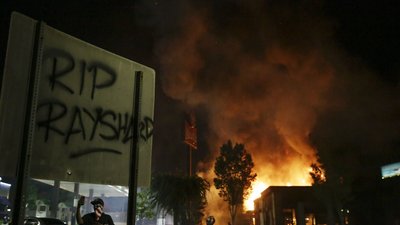 В Атланті поліцейський застрелив темношкірого, глава поліції пішла у відставку В Атланті поліцейський застрелив темношкірого, глава поліції пішла у відставку
