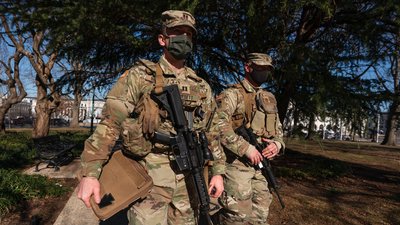 Правоохоронцям у Вашингтоні видали зброю. Вашингтон, 13 січня 2021 року Правоохоронцям у Вашингтоні видали зброю. Вашингтон, 13 січня 2021 року