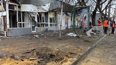 РФ вдарила по залізничному вокзалу Херсона, оборонні рубежі поблизу Мар'їнки. 672 день війни. Онлайн