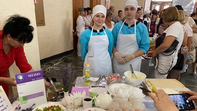 Гарбузовий крем-суп та панкейки: у Черкасах презентували страви для нового меню школярів Гарбузовий крем-суп та панкейки: у Черкасах презентували страви для нового меню школярів