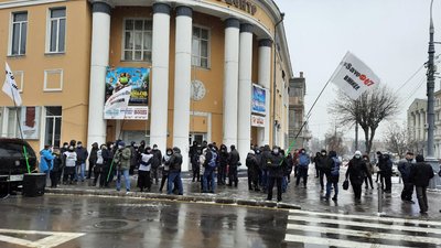 "Дайте нам працювати": вінницькі підприємці мітингують біля будівлі ОДА "Дайте нам працювати": вінницькі підприємці мітингують біля будівлі ОДА