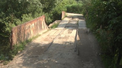 Міст, який сполучає мікрорайон Гречани й Олешин. Міст, який сполучає мікрорайон Гречани й Олешин.