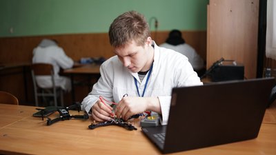 У Чернівцях в училищі ремонтують дрони 
для своїх випускників, які служать у ЗСУ