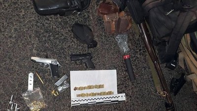 У хмельничанина під час перевірки документів патрульні виявили у машині арсенал зброї та наркотики