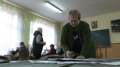 Зранку уроки, після обіду – бронежилети: на Рівненщині вчителі шиють плитоноски на фронт