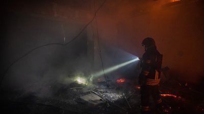 "Гасимо пожежу, а на нас летить снаряд". Як працюють рятувальники Херсона під постійними обстрілами