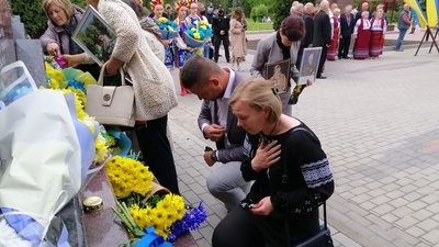 У Тернополі в День Героїв поклали квіти до меморіальної стели "Загинули за волю України" У Тернополі в День Героїв поклали квіти до меморіальної стели "Загинули за волю України"