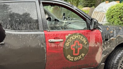 Автівка евакуаційників благодійного фонду «Волонтери від Бога» до обстрілу