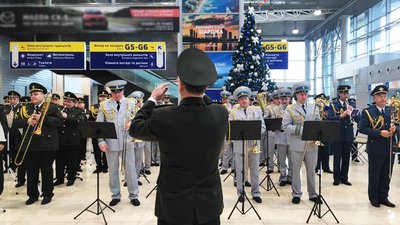 Військовий оркестр зіграв у харківському аеропорту на честь "кіборгів" Військовий оркестр зіграв у харківському аеропорту на честь "кіборгів"
