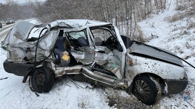 Аварія на Вінниччині: внаслідок зіткнення вантажівки та легковика загинули троє людей Аварія на Вінниччині: внаслідок зіткнення вантажівки та легковика загинули троє людей