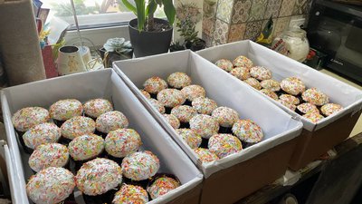 "За два дні напекли понад двісті штук". Сумський "підрозділ фей" пече паски для захисників "За два дні напекли понад двісті штук". Сумський "підрозділ фей" пече паски для захисників