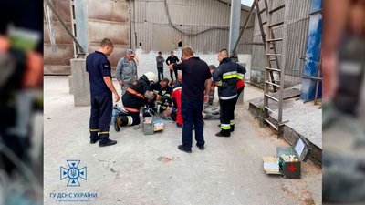 На Чернігівщині на зерносушильному комплексі загинув чоловік, іншого врятували На Чернігівщині на зерносушильному комплексі загинув чоловік, іншого врятували