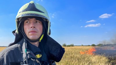 У Черкасах горить поле поблизу ТРЦ