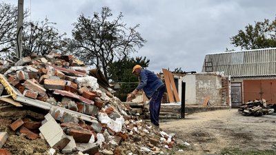 Два місяці після дронової атаки. Як у Знам’янці відновлюють пошкоджене майно Два місяці після дронової атаки. Як у Знам’янці відновлюють пошкоджене майно