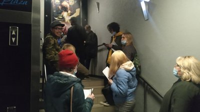 Черги із сотень людей. Репортаж з центру вакцинації в Івано-Франківську