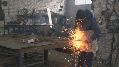 Виготовляють скоби для військових