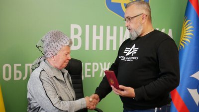 Матері Олега Губернатора передали нагороду сина