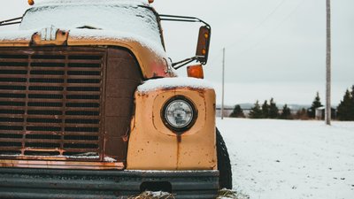 Поблизу Градизька через складні погодні умови вантажівка перекрила рух транспорту