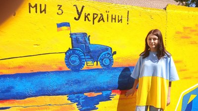 Жителі Кривого Рогу створюють патріотичні стінописи біля багатоповерхівки Жителі Кривого Рогу створюють патріотичні стінописи біля багатоповерхівки