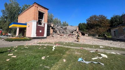 У Ромнах на Сумщині "Shahed" влучив у навчальний заклад: є загиблі та поранені У Ромнах на Сумщині "Shahed" влучив у навчальний заклад: є загиблі та поранені