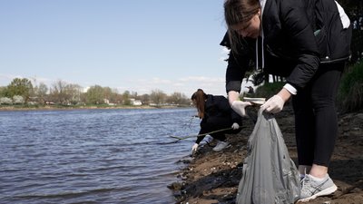 Вперше після повномасштабного вторгнення РФ: в парку Ялівщина у Чернігові провели колективну толоку Вперше після повномасштабного вторгнення РФ: в парку Ялівщина у Чернігові провели колективну толоку