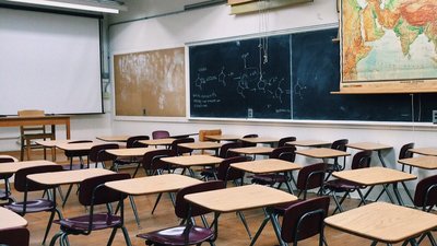 У Херсоні під час обстрілів були пошкоджені п'ять навчальних закладів
