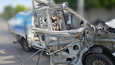 Автівка, яку російські окупанти атакували дроном у центрі Херсона
